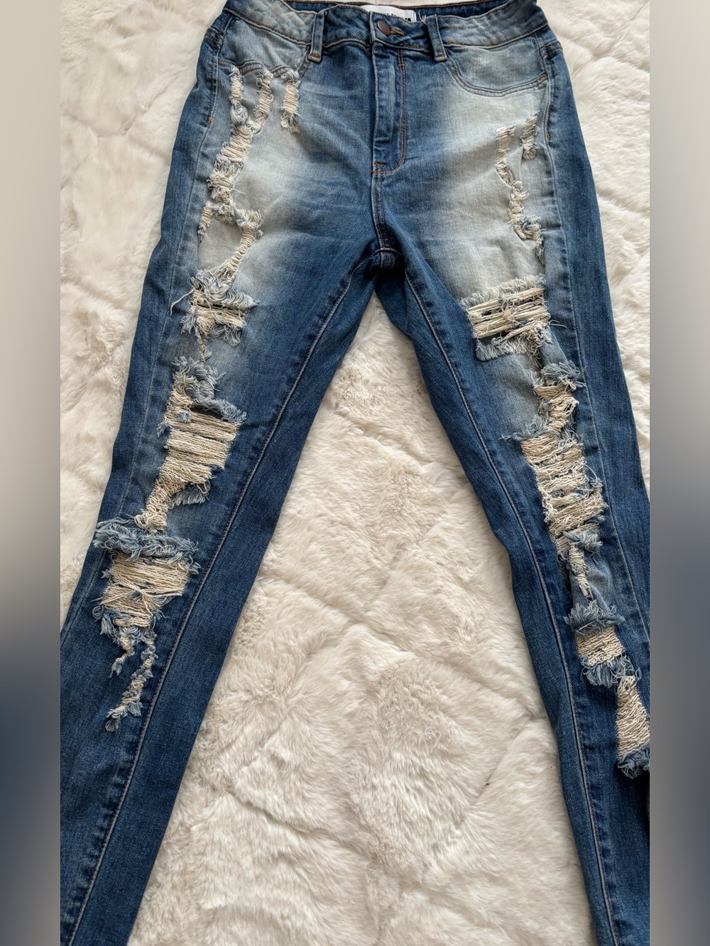 Fashion Nova Distressed Skinny Jeans 👖size 3✨ - Picture 3 of 5